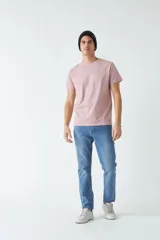 Remera básica color marrón claro, de corte regular, manga corta, cuello redondo y logo bordado en el pecho.