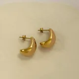 Par de caravanas doradas con forma de gota, de acero quirúrgico hipoalergénico con baño en oro 18K.