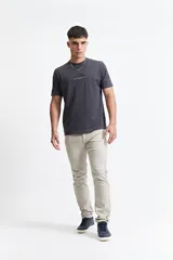 Pantalón de jean color beige, corte recto, tiro medio y con presillas para cinturón.