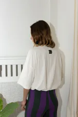 Remera blanca de algodón con mangas cortas y cuello redondo.