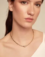 Collar rígido de aleación de metales, con baño de oro de 18k y circonita blanca.