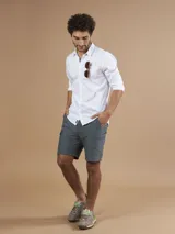 Bermuda técnica color negro, confeccionada en 94% nylon y 6% spandex.