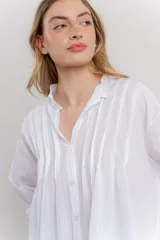 Camisa oversize de algodón color verde lima, con cuello mao con volados y pliegues verticales en el frente.