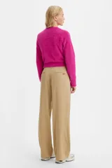 Pantalón color beige de corte ancho con tiro medio.
