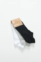 Pack de tres pares de medias deportivas tobilleras, un par negro, un par gris y un par blanco.