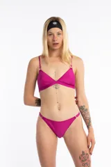 Top de bikini triangular fucsia con breteles regulables, argolla metálica en los breteles y broche en la espalda. Confeccionado en tela brillante y con relleno.