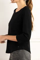 Remera negra de mangas 3/4, corte ajustado y escote redondo.