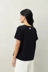 Remera blanca de algodón con cuello redondo y mangas cortas.