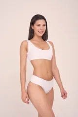Top musculosa de color azul, con escote en la espalda y breteles anchos, diseñado para actividad deportiva.