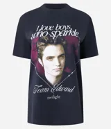 Remera negra de algodón con cuello redondo y mangas cortas. Estampado frontal con la frase "I love boys who sparkle", la imagen de Edward Cullen y la frase "Team Edward twilight".