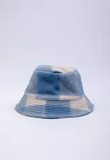 Bucket hat de textura suave con estampado a cuadros en tonos verde y beige.