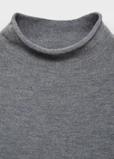 Jersey de punto fino gris, de corte recto y cuello perkins.