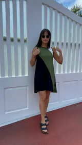 Vestido corto de viscocrepe con diseño colorido, combinando negro y verde, ideal para un estilo moderno y cómodo.