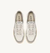 Championes urbanos Autry Medalist, color blanco con detalles en gris y suela color crema.