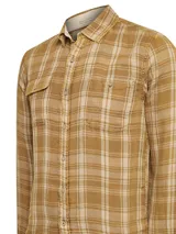 Camisa de manga larga RKF modelo Bradford, con patrón a cuadros en tonos marrón y beige. Cuenta con cuello camisero, cierre con botones, dos bolsillos en el pecho con tapeta y botón de madera, y corte modern fit.
