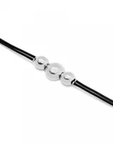 Pulsera de cuero negro con tres cuentas grandes de aleación de metales bañadas en plata de ley.