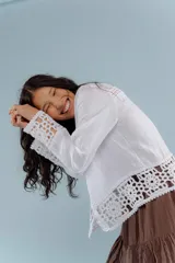 Camisa blanca de lino con bordados y mangas largas.