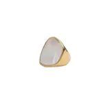 Anillo dorado con forma irregular y detalle de nácar.