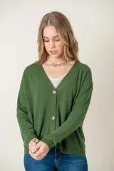 Cardigan verde de lana con escote en V y cierre con botones.