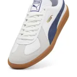 Zapatillas de estilo casual en blanco y azul, con detalles en gamuza y suela de goma.