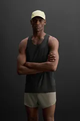 Musculosa deportiva negra de tejido ligero y elástico con zonas perforadas para mayor transpirabilidad, cuello redondo amplio, sisa con acabados termofijados, bajo con aberturas laterales y logo estampado reflectante en la espalda. Zara Athleticz.