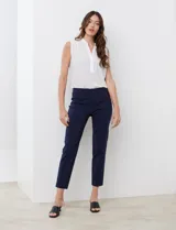 Pantalón en gabardina elastizada de Ruby Rd, color azul marino, con pretina ancha y bolsillos simulados.