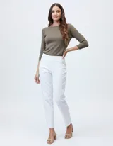 Pantalón negro de algodón elastizado, corte recto, con pretina ancha elastizada, bolsillos delanteros simulados y bolsillos traseros aplicados.