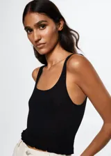 Top color salmón de tejido de punto fino con diseño entallado y crop. Tiene cuello escotado, tirantes anchos y terminaciones festoneadas.