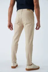 Pantalón de hombre color azul marino, de corte slim, con cinco bolsillos, cierre con cremallera y logo bordado.