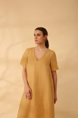 Vestido midi color celeste con escote en V y mangas cortas.