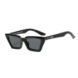 Lentes de sol negros con forma geométrica y lentes grises.