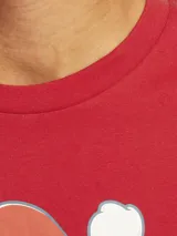 Camiseta roja de manga corta y cuello redondo con estampado de Papá Noel con tatuajes.