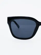 Lentes de sol negros con marco rectangular y lentes oscuros.