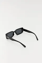 Lentes de sol rectangulares de acetato negro con cristales grises.