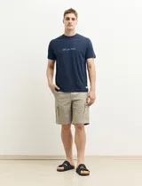 Remera azul marino de algodón con cuello redondo y estampado frontal con la frase "All you need" en color celeste.