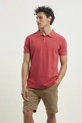 Remera polo de piqué color azul con cuello clásico y tapeta de tres botones.