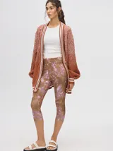 Calza 3/4 de lycra con estampado abstracto en tonos marrones, verdes y rosados.