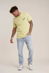 Remera de algodón color amarillo claro con estampado pequeño en el pecho.