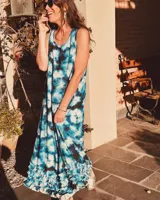Vestido largo de lino con estampado tie-dye en tonos azules y volados en la falda.