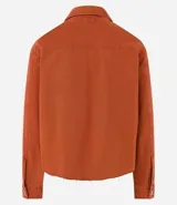 Campera masculina tipo overshirt color ladrillo, corte boxy, confeccionada en sarga, con cuello inglés, manga larga, abotonado delantero, bolsillos con solapa en el pecho y barra a hilo.