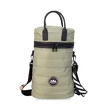 Matera estilo mochila color negro, confeccionada en nylon combinado con símil cuero. Cuenta con tapa con cierre metálico, bolsillo interno, asas y correa extensible.