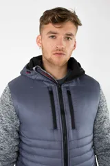 Campera con capucha en color gris, con mangas de felpa y bolsillos funcionales con cierre waterproof.