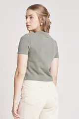 Remera negra de manga corta y cuello alto.
