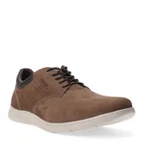 Zapato marrón de nobuk con diseño casual, cierre de cordones y perforaciones decorativas.