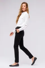 Pantalón de gabardina negro, de corte recto y tiro medio, con bolsillos laterales y traseros.