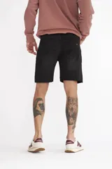 Bermuda de jean negra con terminaciones desflecadas.