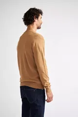 Sweater color beige de tejido de punto con escote en V, fit regular, manga larga y logo bordado en el pecho.