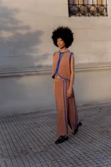 Falda larga tejida calada color camel con lurex en rayas azules y tajos laterales.