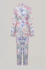 Conjunto de dos piezas con estampado floral en tonos pastel, compuesto por un blazer cruzado con lazo en la cintura y pantalón de calce fluido.