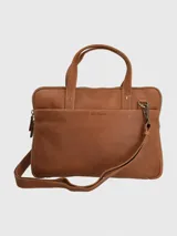 Maletín de cuero natural color marrón claro (tan) con forro interior de poliéster reciclado. Presenta un compartimento principal con cierre, bolsillo acolchado para laptop, bolsillo interior con cierre, y bolsillos exteriores con cierre en el frente y la espalda. Incluye correas ajustables y desmontables.